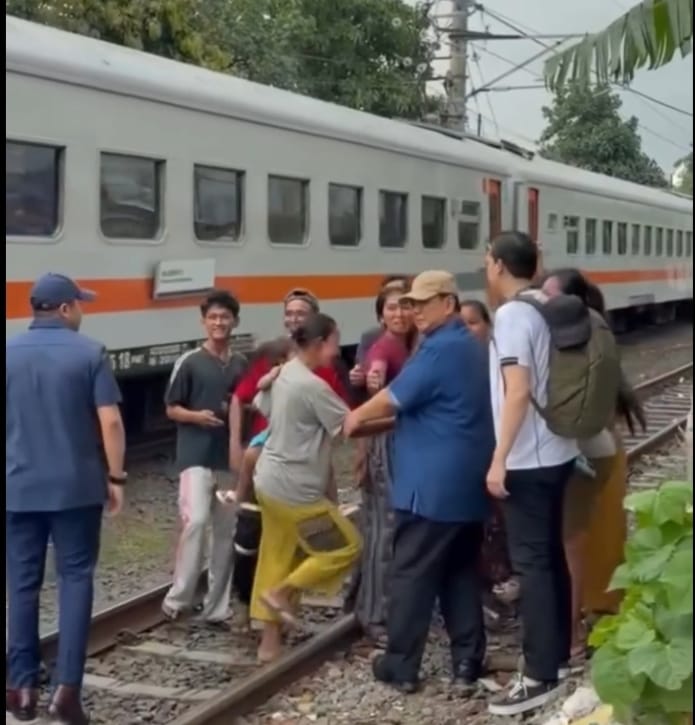 Presiden Prabowo Dadakan Blusukan  Dipemukiman Warga Bantaran Rel Kereta Api Senen Jakarta Pusat