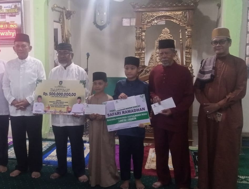 Gubernur Kepulauan Riau Ansar Ahmad Buka Puasa Bersama Masyarakat Tanjungpinang Barat, Serahkan Bantuan Pembangunan Masjid