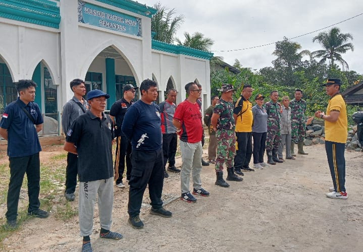 Forkopimcam Menyuke Bersama Warga Gelar Jum'ah Bersih Rawat Masjid Baitul Iman