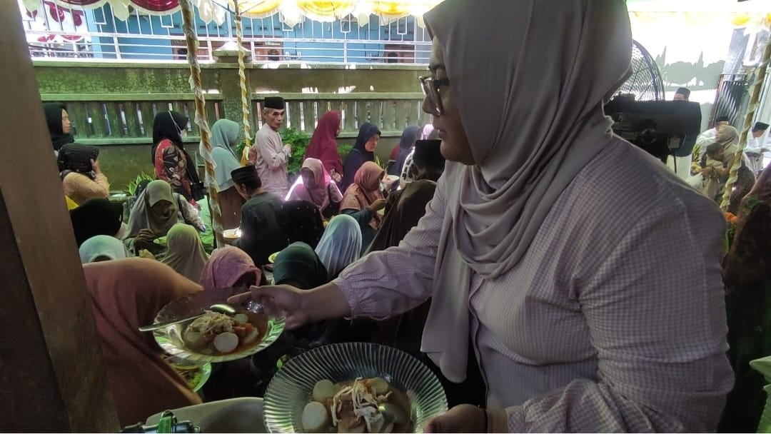 Sajian Lontong Opor pada Tradisi Syawalan dan Haul Wali Gembyang