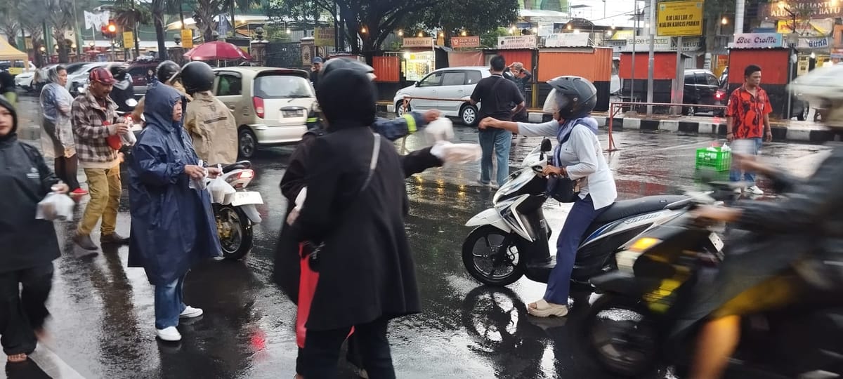 Hujan Tak Halangi Aksi Sosial Ramadan, Guyub RUKUN Sak Lawase Batu Tebar 2.000 Takjil untuk Warga