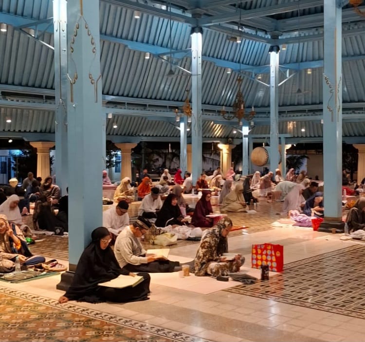 Hening dan Khusuk - Iktikaf di Masjid Agung Surakarta