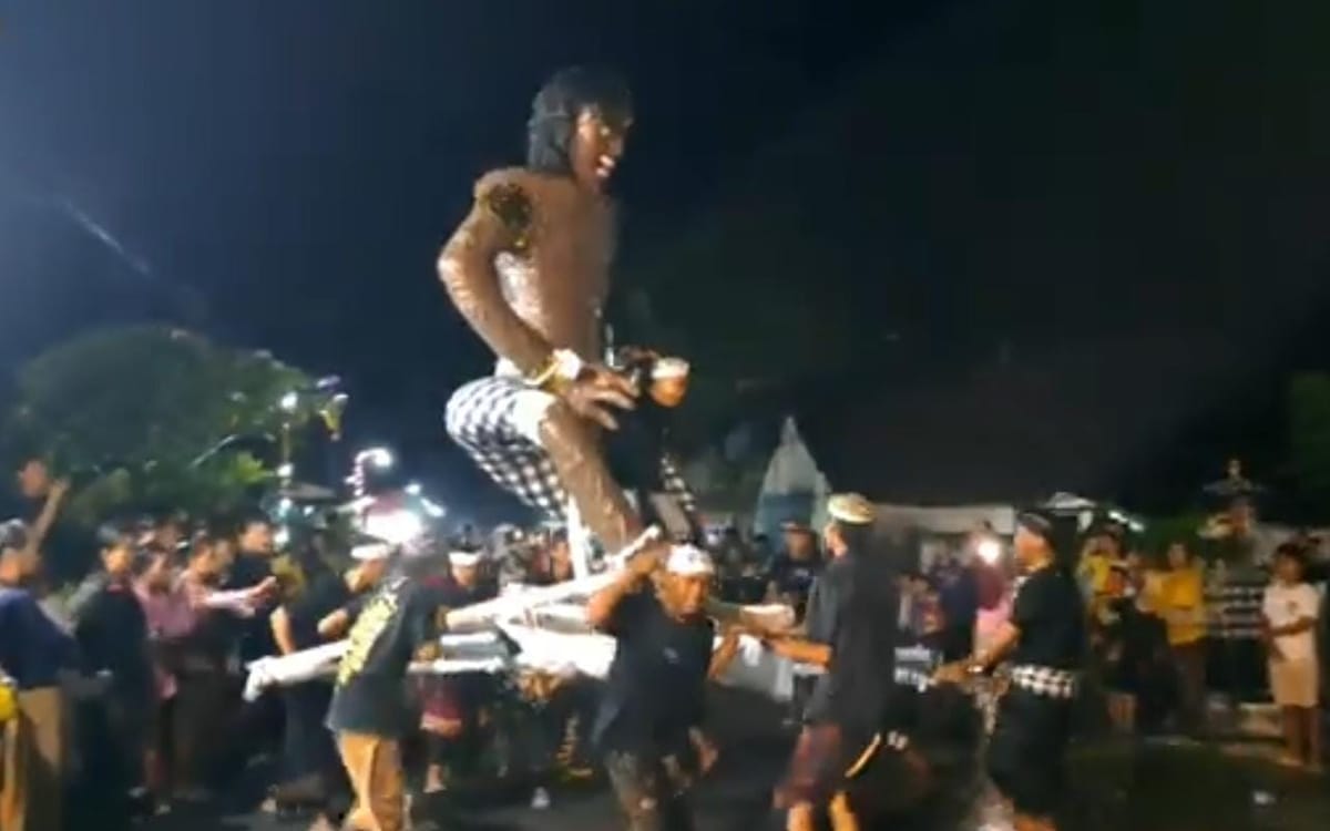 Tawur Agung Kesanga di Sukoreno Berlangsung Khidmat, Pembakaran Ogoh-Ogoh Dipusatkan di Depan Pura