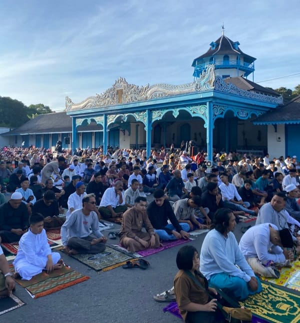 Ribuan Umat Islam Sholat Ied Hari Ini di Halaman Keraton Surakarta