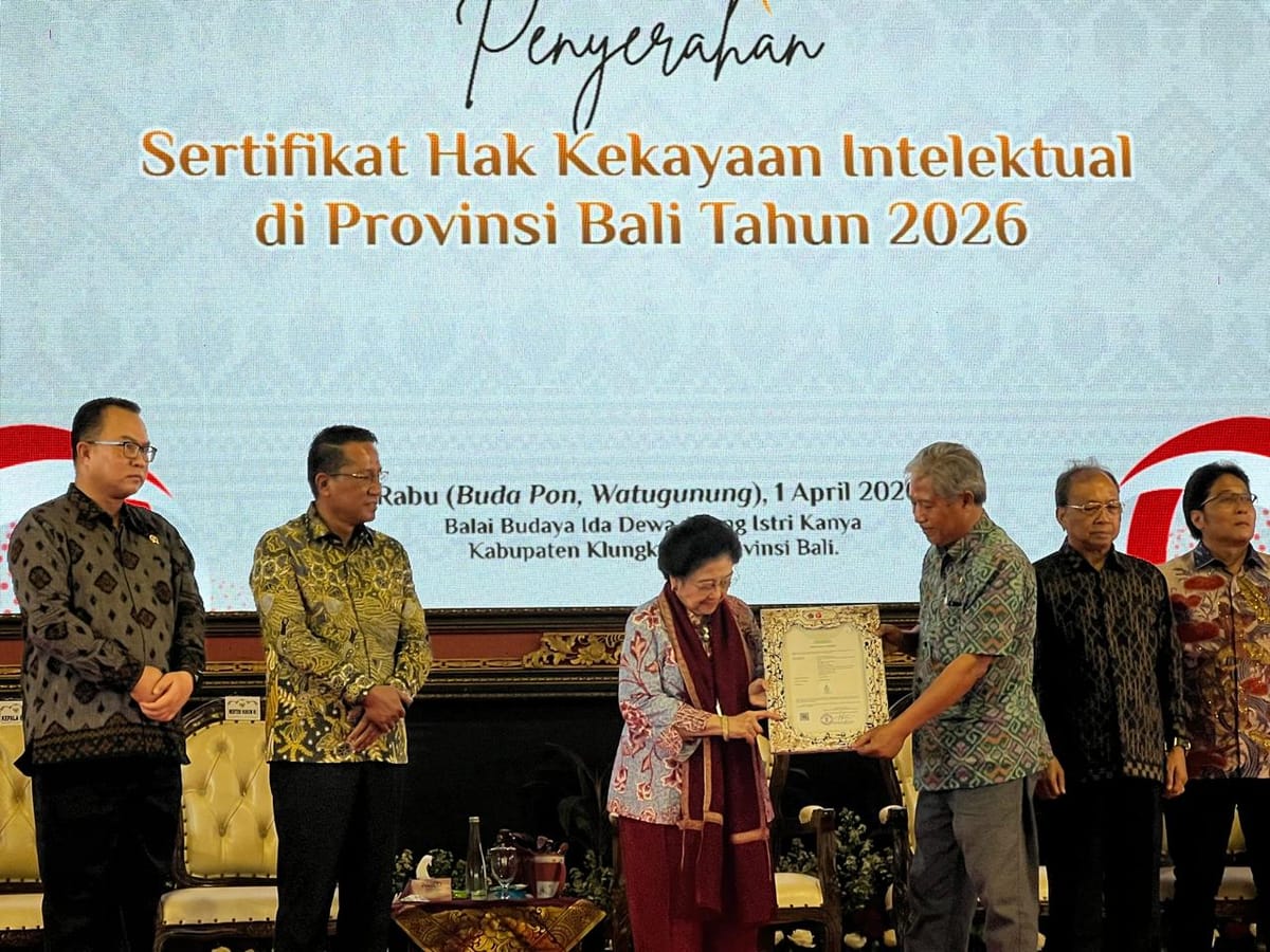 Menteri Hukum Serahkan 146 Sertifikat KI di Bali