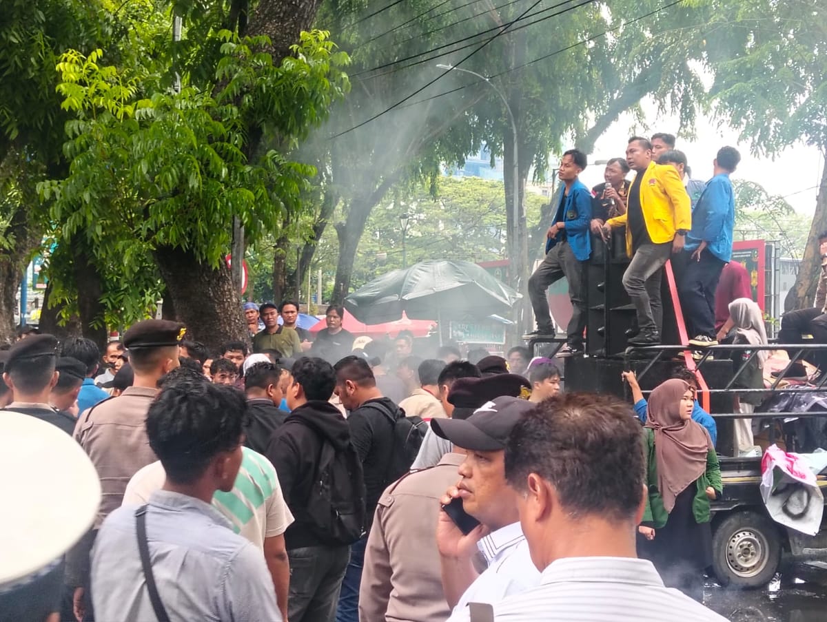 BEM Nusantara Gelar Aksi  di DPRD Sumut, Desak Pengusutan Tuntas Teror Air Keras terhadap Aktivis Kontras