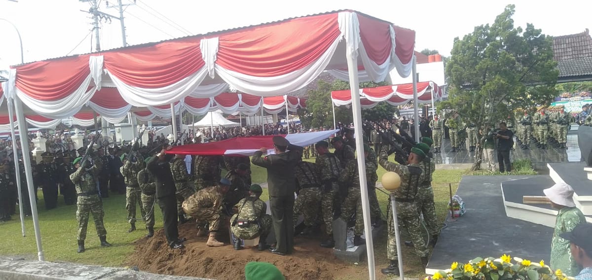 Upacara Pemakaman Kopda Anumerta Farizal Rhomadhon Digelar Secara Militer di TMP Giripeni