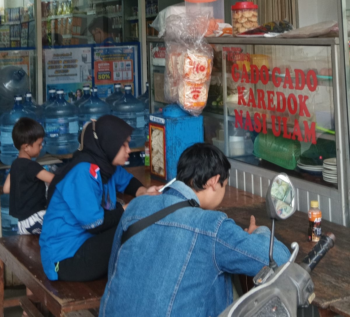 Selat Hormuz Membara, Harga Plastik Meroket, Pedagang Karedok Pusing Tujuh Keliling, Untung Tipis