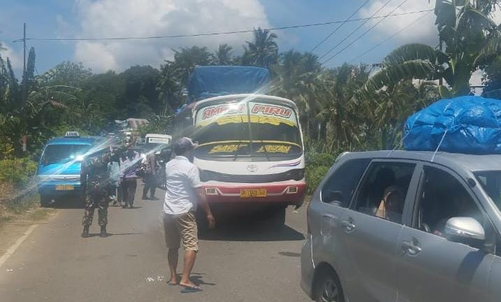 TNI–POLRI Sigap Aksi Pemalangan Jalan Ambon-Liang, Situasi Kembali Kondusif