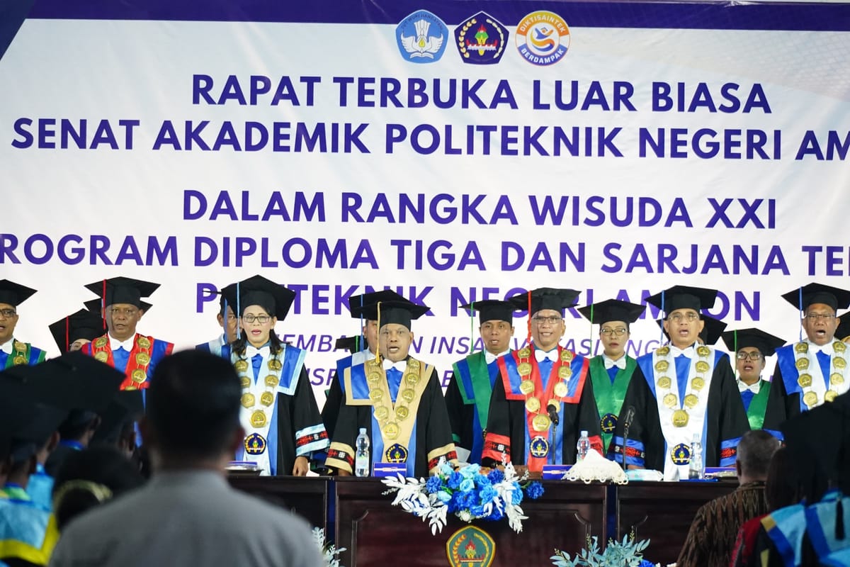 Wagub Maluku Tekankan Hilirisasi dan Energi Terbarukan Jadi Prioritas di Wisuda 519 Lulusan Polnam