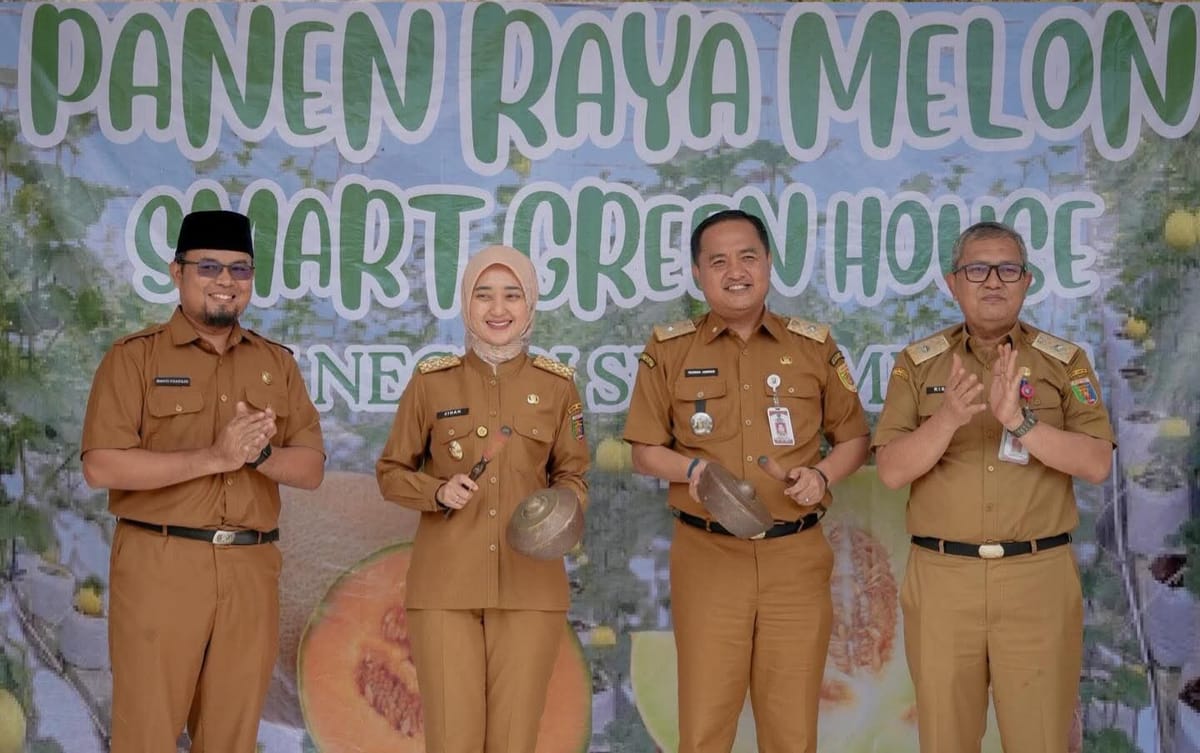 Panen Raya Melon Hasil Pengembangan Smart Greenhouse Berbasis Internet