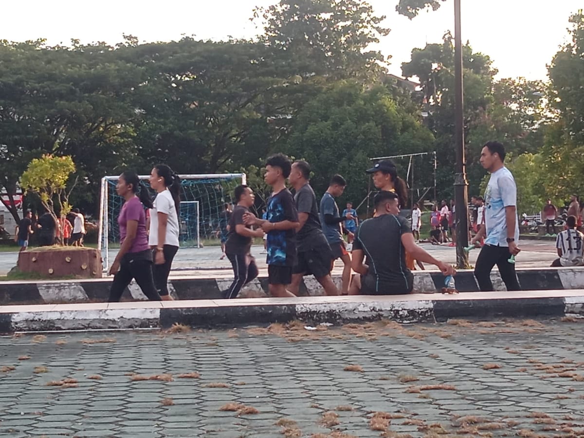 Jaga Kebugaran Tubuh Dengan Berolahraga  Dihalaman Otonom Kota Jayapura