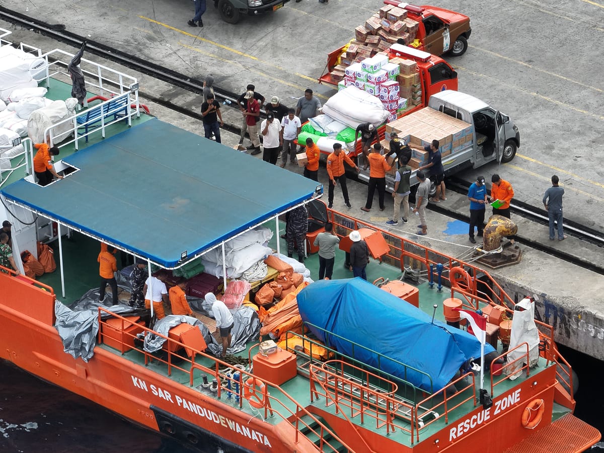 KN SAR Pandudewanata Droping Logistik Bantuan Korban Gempa Batang Dua