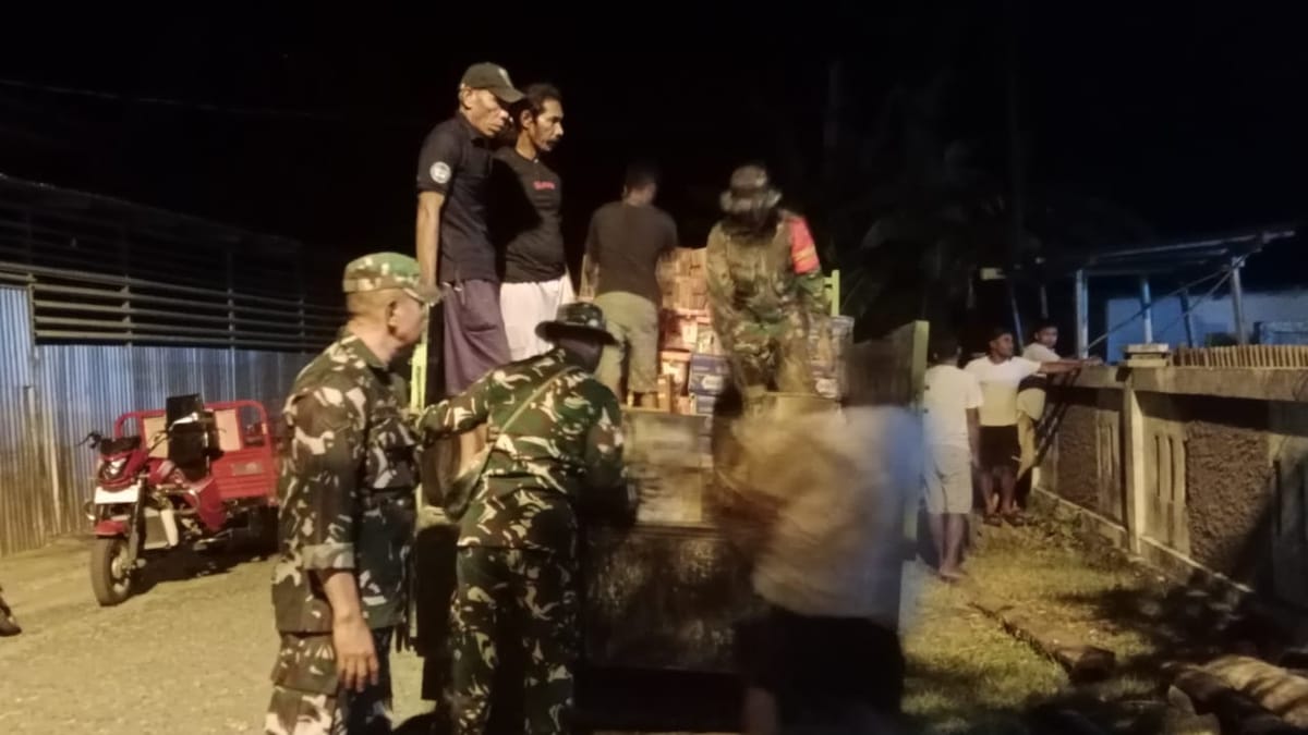 Prajurit Kodim 1501/Ternate Gerak Cepat Salurkan Bantuan Logistik ke Warga Terdampak Gempa Batang Dua