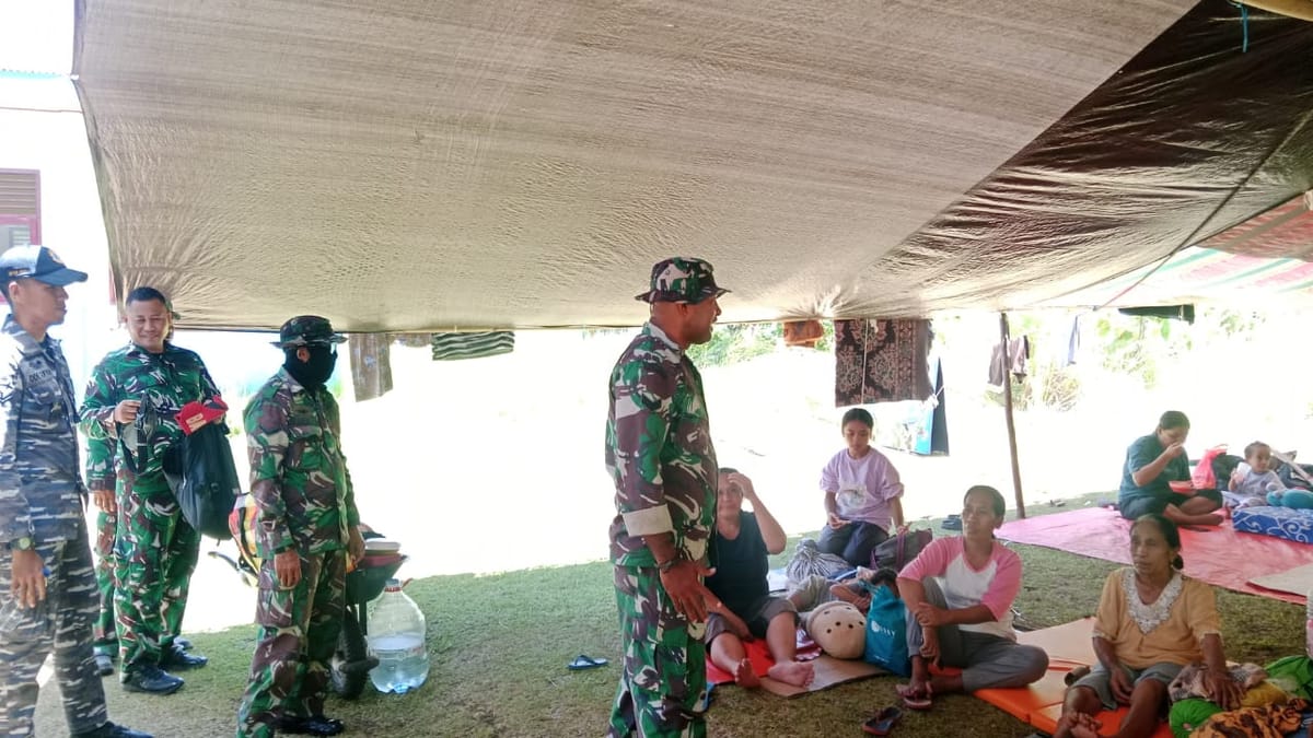 Babinsa Koramil 1501-07/Mayau Komsos dengan Warga Terdampak Gempa Bumi