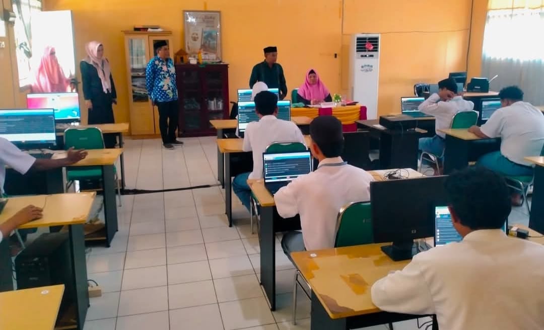 Pantau Ujian Madrasah Berbasis Komputer, Kakan Kemenag Tikep Motivasi Siswa Tampil Percaya Diri dan Bertawakal