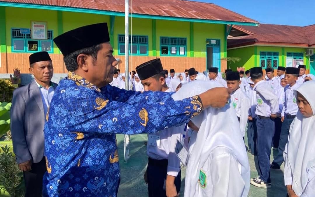 Buka Ujian di Madrasah, Kakan Kemenag Halsel Ajak Siswa Lanjutkan Pendidikan ke Jenjang Lebih Tinggi