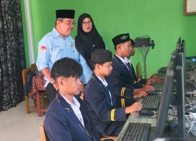 Pastikan Berjalan Lancar, Kakan Kemenag Haltim Tinjau Pelaksanaan Ujian Madrasah