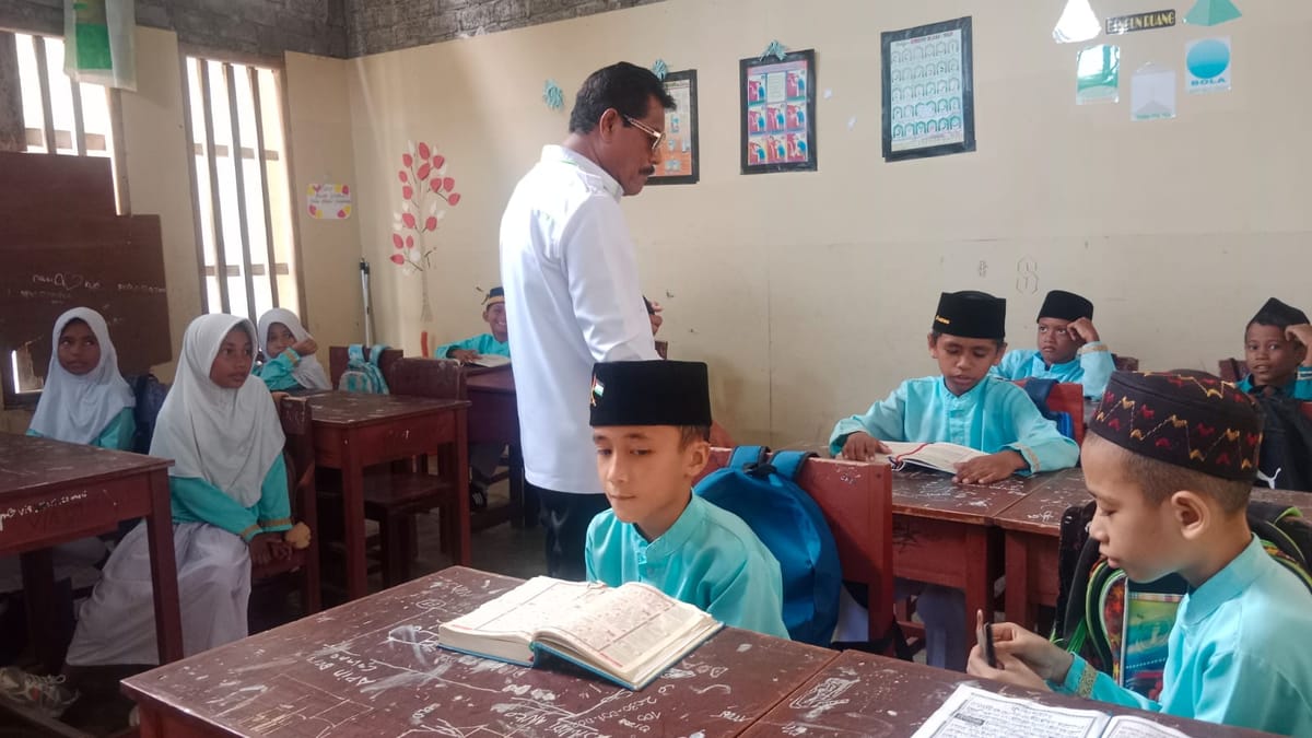 Kakan Kemenag Ternate Kunjungi MTs dan MI Babullahtul Khairat Loto, Tekankan Pentingnya Hafalan Al-Qur'an
