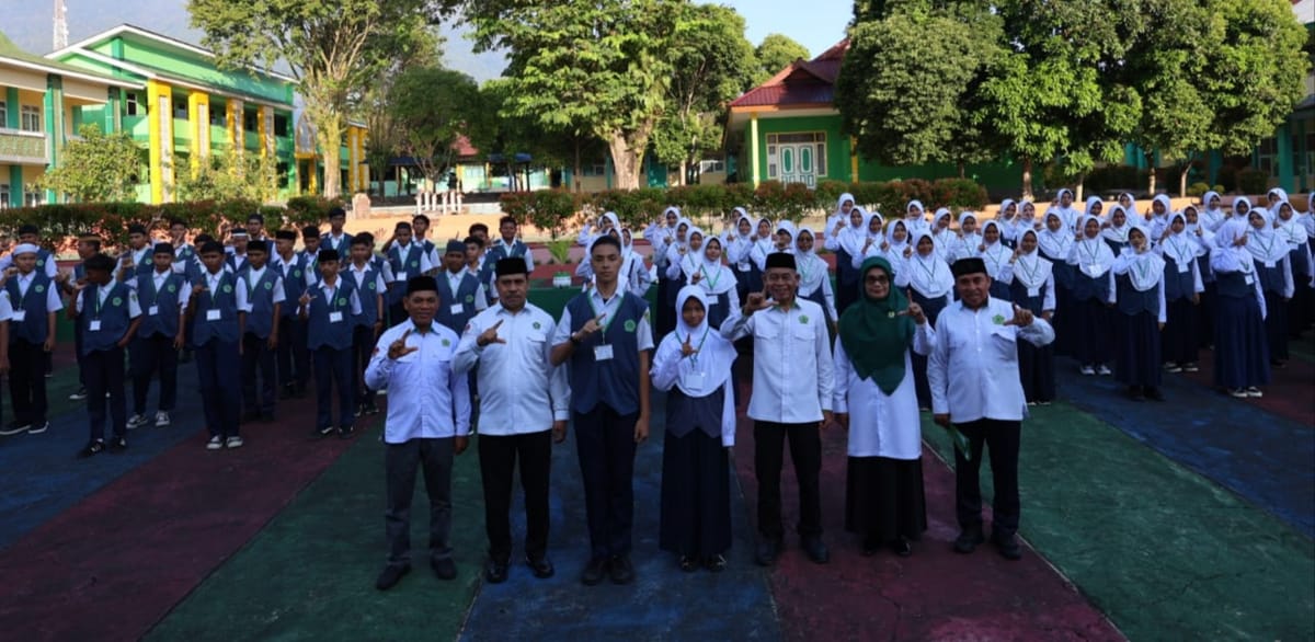 Kakanwil Kemenag Malut dan Kasi Penmad Pantau Ujian Madrasah di MTsN 1 Kota Ternate