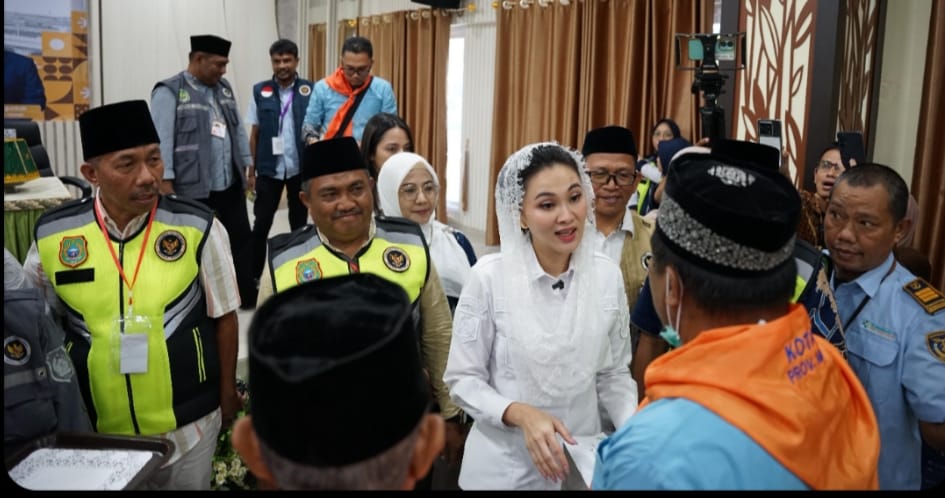 Gubernur Malut Serahkan Uang Saku Jemaah, Plt. Kakanwil, Ini Bentuk Kepedulian Pemerintah