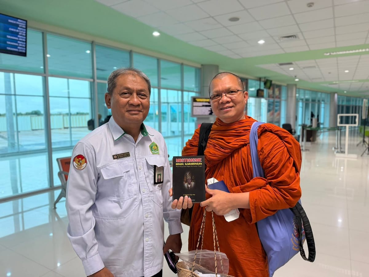 Rektor IAHN-TP Serahkan Buku “Mistisisme Hindu Kaharingan” kepada Bhante Thailand, Simbol Diplomasi Intelektual Lintas Bangsa