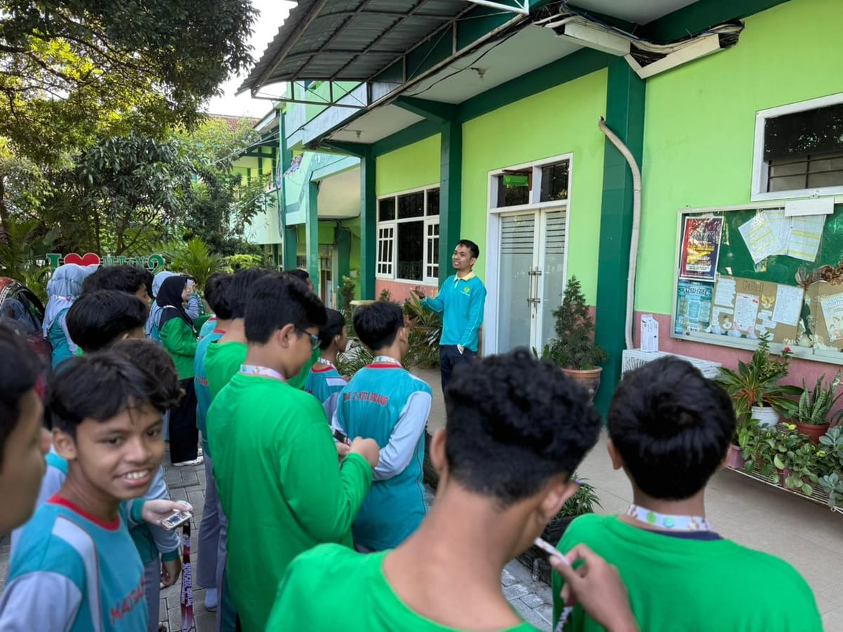 Aksi Nyata dari Madrasah: Siswa MTsN 2 Kota Malang Turun ke Sungai, Bersihkan Sampah dari Hulu