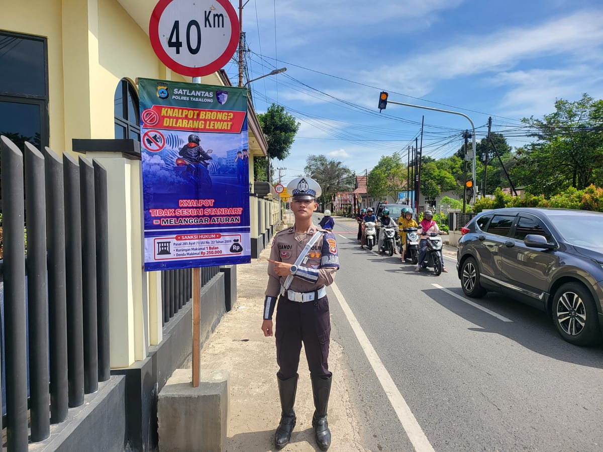 Beri Imbauan, Satlantas Tabalong Pasang Spanduk Larangan Knalpot Yang Tidak Sesuai Standar Pabrik