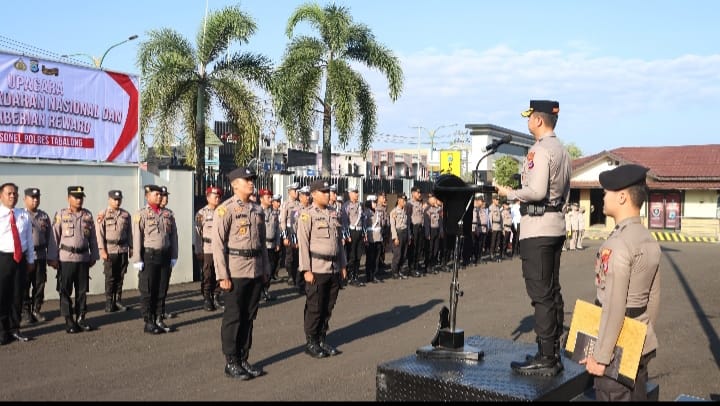 Polres Tabalong Gas Disiplin! Personel Berprestasi Diguyur Penghargaan di Momen Kesadaran Nasional