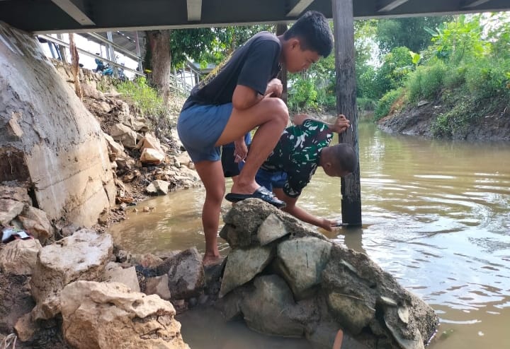 Percepat Pembangunan, Satgas dan Warga Tertibkan Material di Sekitar Jembatan Garuda