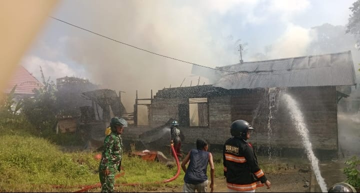 Sinergi Babinsa, Damkar, dan Warga Padamkan Api di Banua Jingah