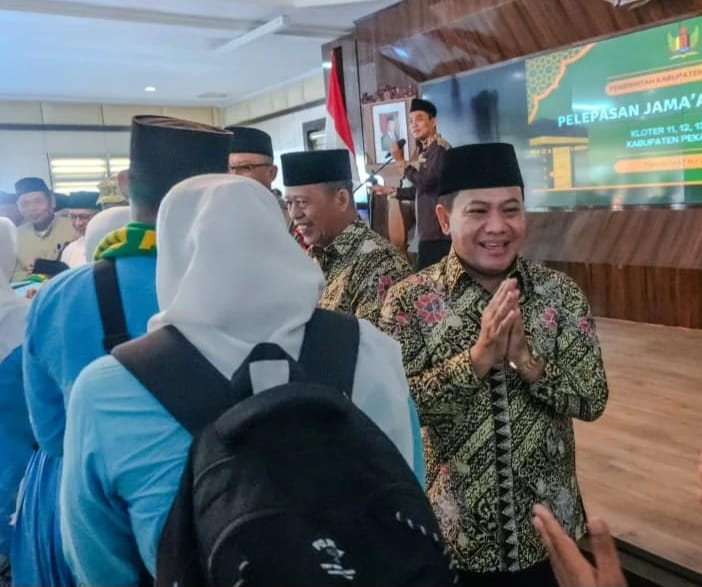 Plt. Bupati Pekalongan, H. Sukirman Melepas Calon Jemaah Haji