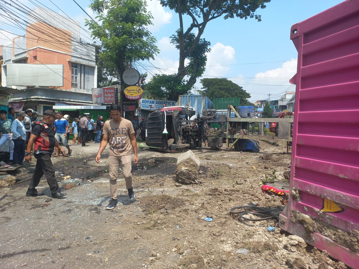 Truk Container Terguling Menutup Kedua Ruas Jalan di Ngaliyan-Semarang