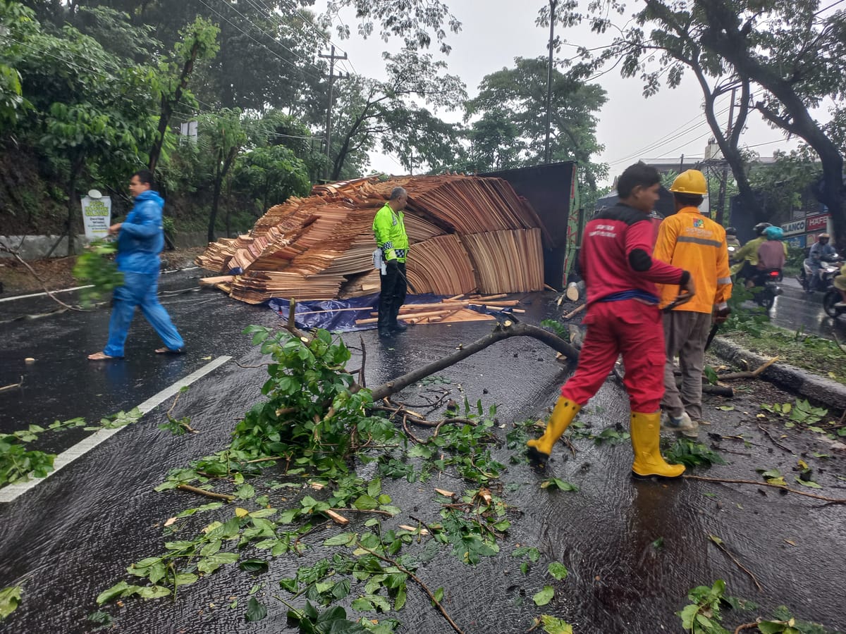 Tronton Terguling di Tanjakan Silayur Menunggu Evakuasi
