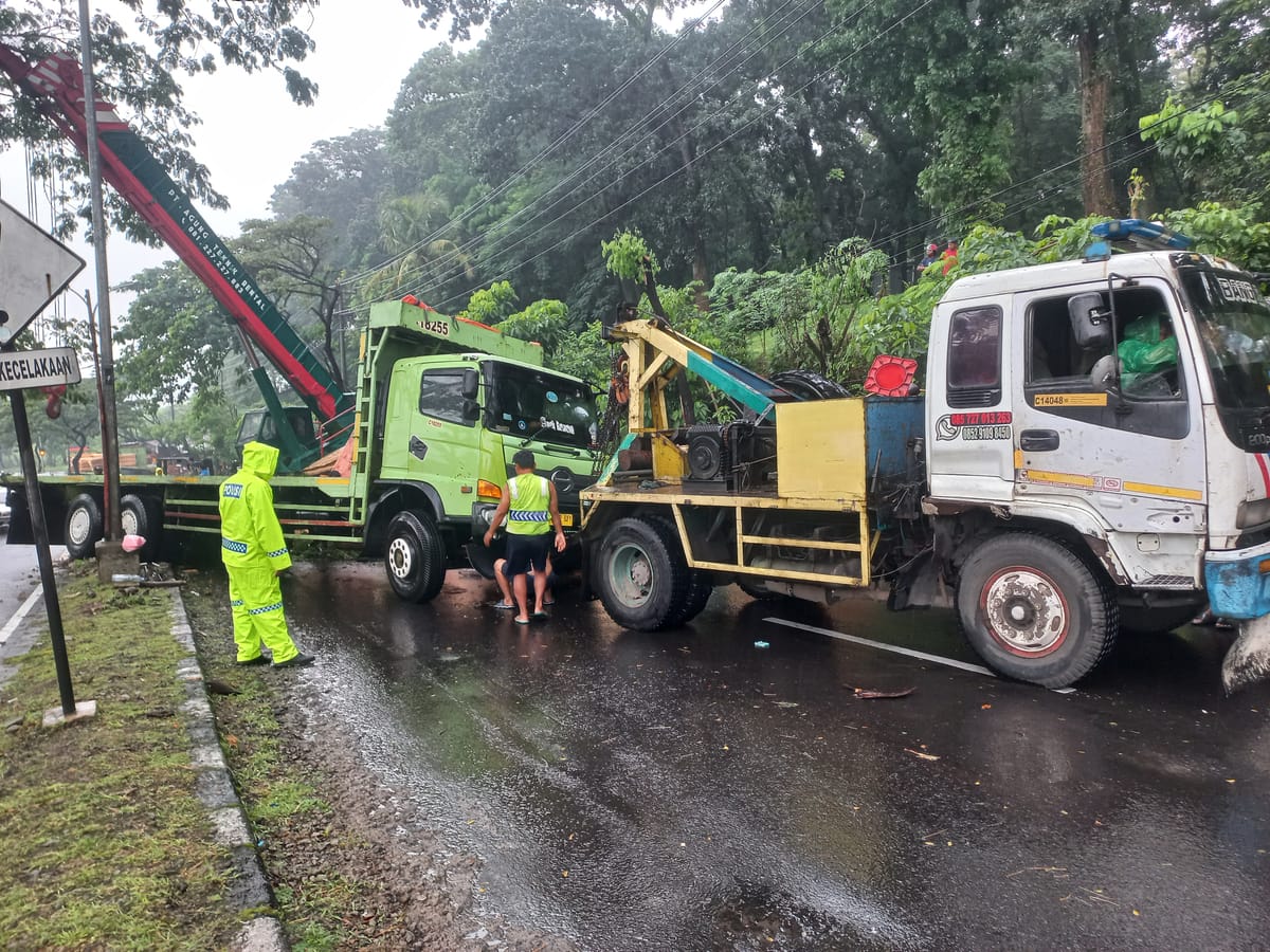 Evakuasi Truk Tronton Terguling di Tanjakan Silayur Berlangsung Dramatis