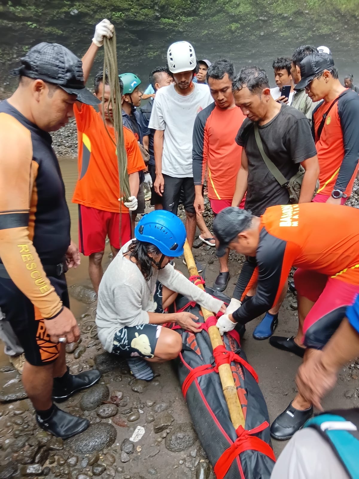 Tim SAR Gabungan Evakuasi Warga Santong yang Terseret Arus di Air Terjun Tiu Bombong
