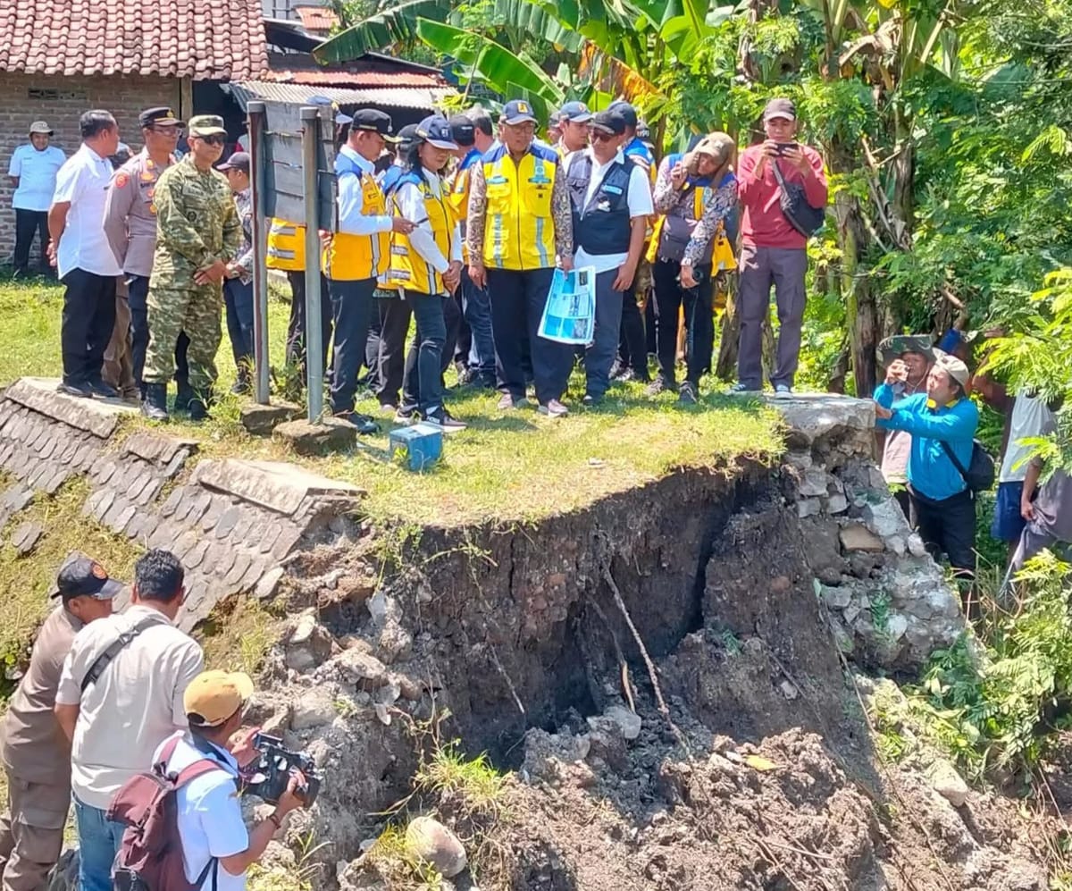 Wamen PU Tinjau Bendungan Jebol di Madiun
