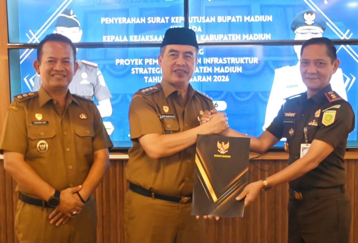 Bupati Madiun Serahkan SK Proyek Pembangunan Infrastruktur 2026 kepada Kajari