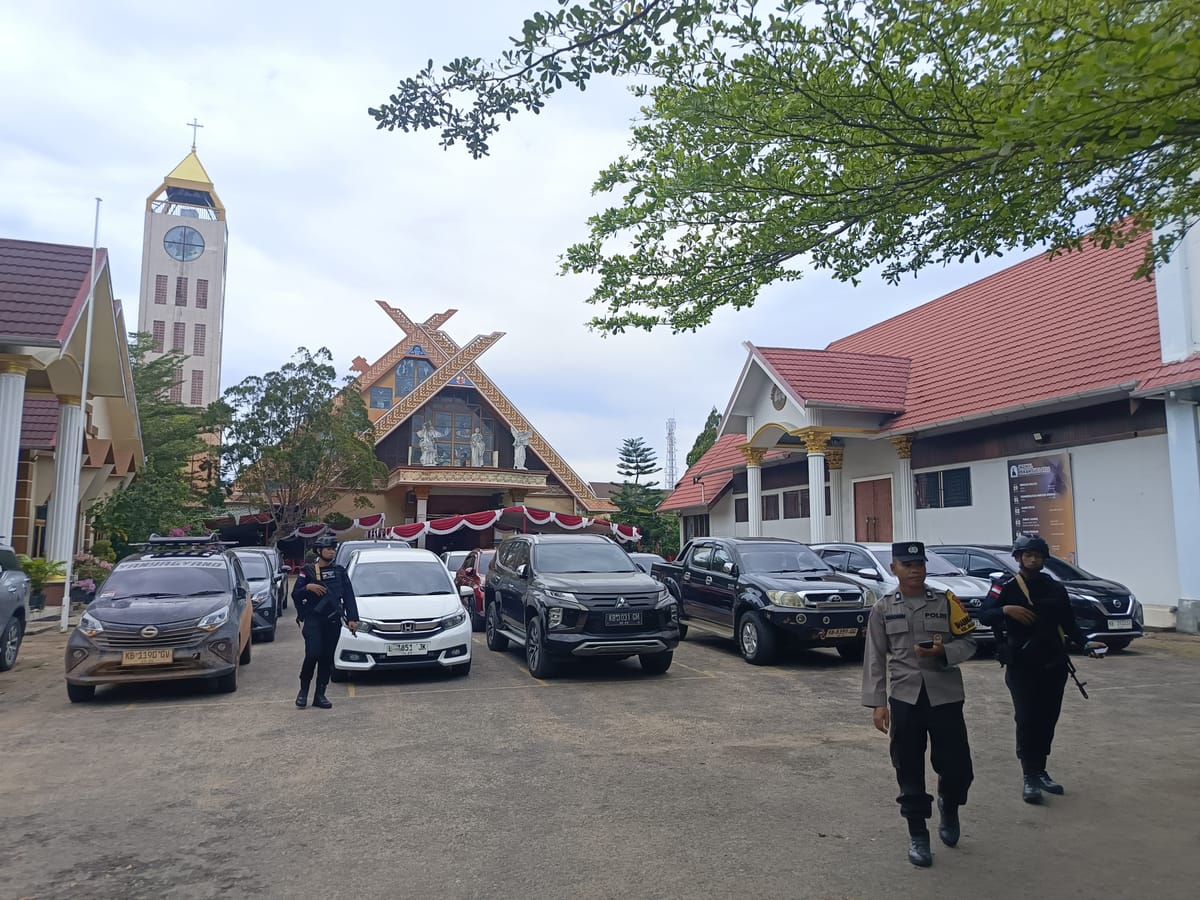 Di Balik Sunyi Jumat Agung, Ada Mereka yang Menjaga Ketenangan