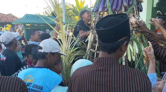 Rebutan Gunungan Kupatan Kadilangu Meriah