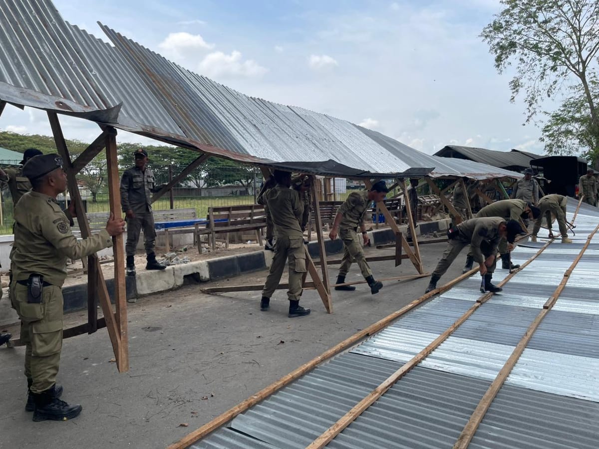 Satpol PP dan WH Aceh Besar Bongkar Bangunan Liar di Atas Trotoar