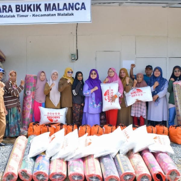 Ketua TP-PKK Agam Salurkan 34 Paket Bantuan Untuk Warga Huntara Malala