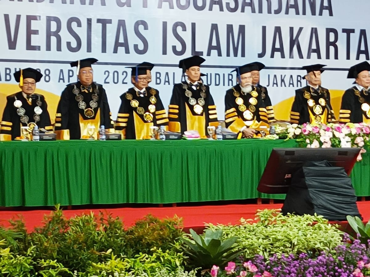sidang terbuka Universitas IsIam Jakarta ( UIJ ) dengan acara tunggal telah mewisuda 302 sarjana tahun 2026 . rabo, ( 8/4/2026 )