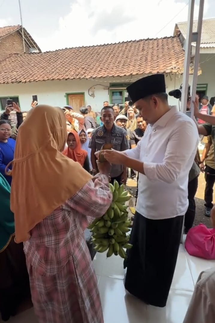 Tinjau Bantuan RTLH, Bupati Jember Muhammad Fawait Terima Pisang Dari Warga
