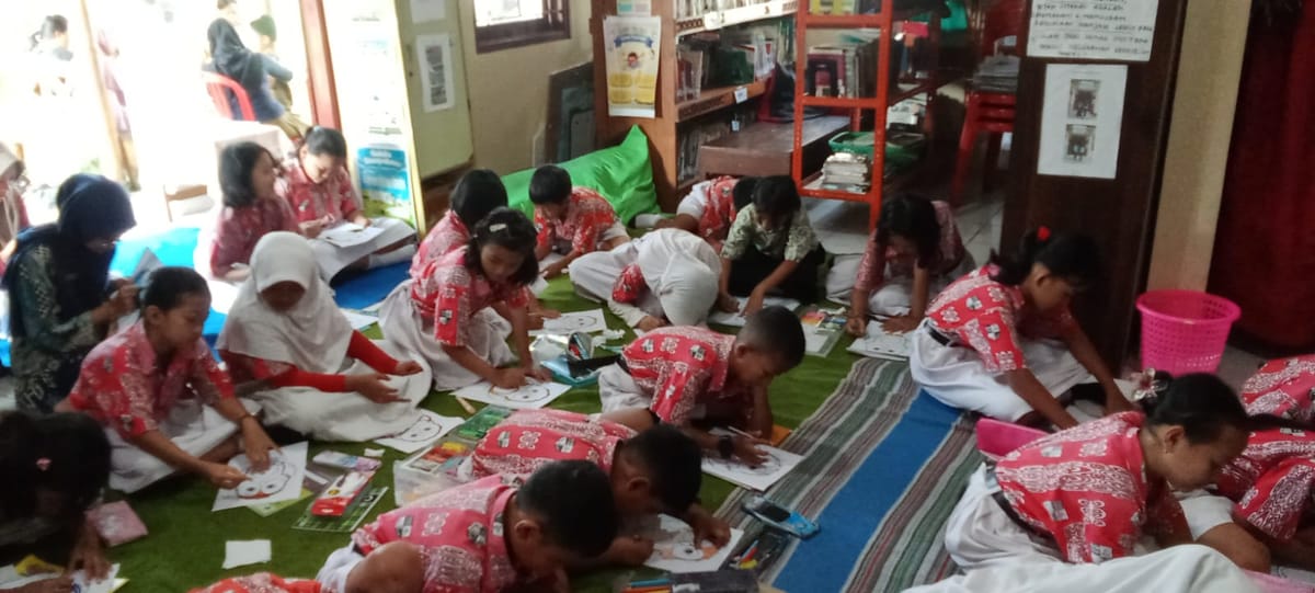 Pacu Literasi, Siswa SD Di Solo Diajak Kunjungi Perpustakaan Kampung