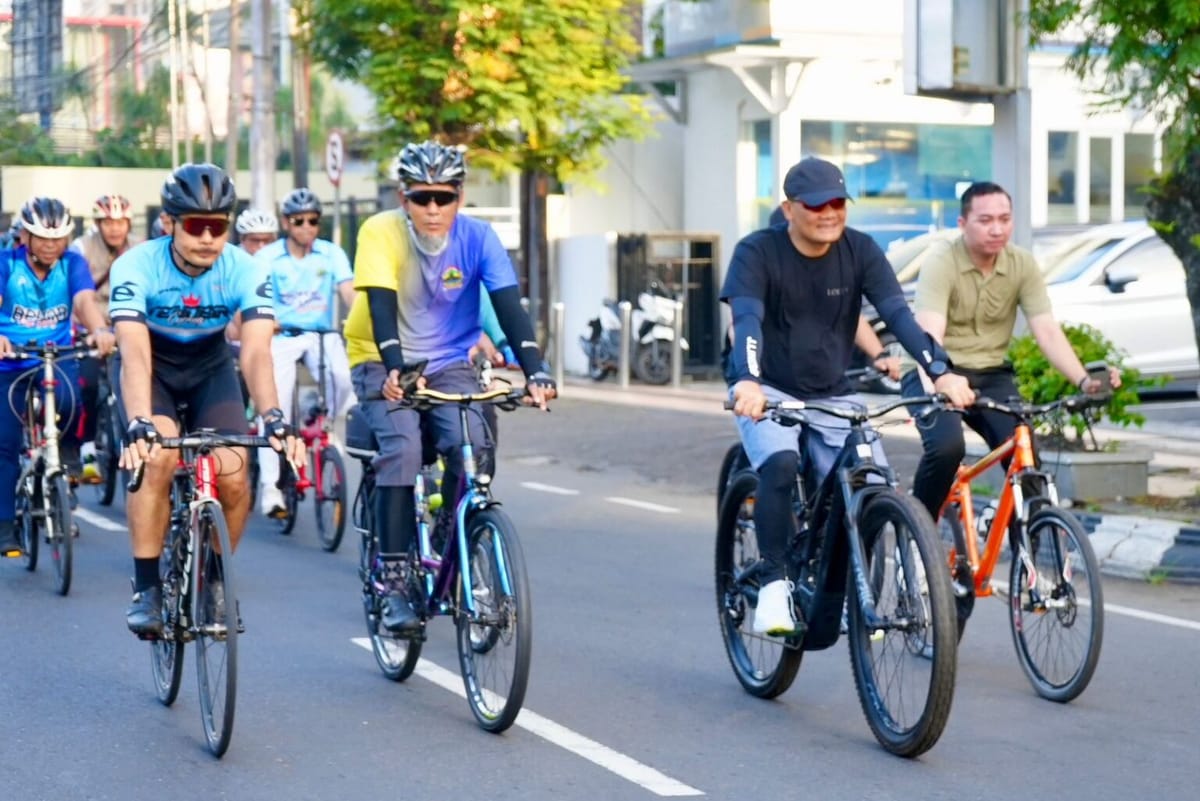 Gubernur Ramai-Ramai Ngantor Bersepeda