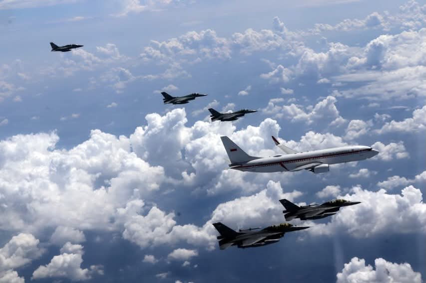 Ada apa? Pesawat Kepresidenan Dikawal Empat F-16 dan Dua T50 Golden Eagle