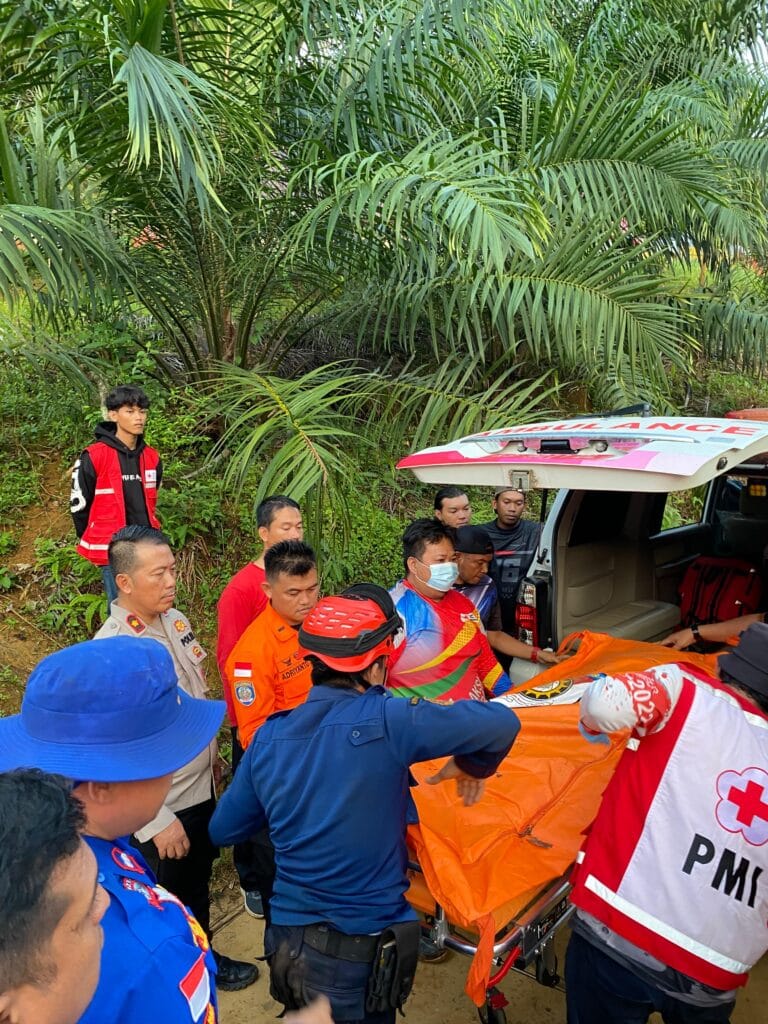 DRAMATIS! Evakuasi Dini Hari di Sekadau, Tim Gabungan Tembus Medan Ekstrem Angkut Korban Helikopter PK-CFX