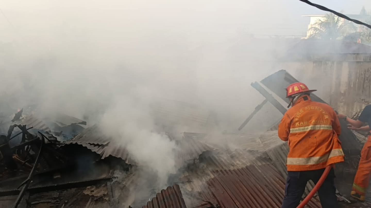 Gerak Cepat Damkar Agam Padamkan Api, Selamatkan Aset dan Cegah Kerugian Lebih Besar