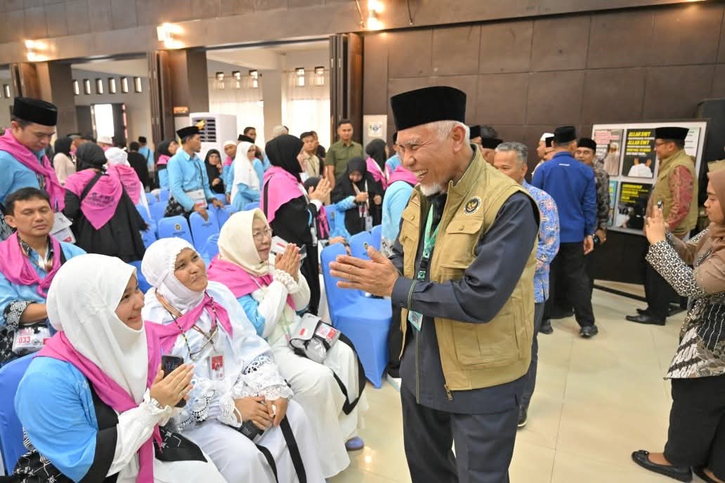 Gubernur Mahyeldi Lepas Keberangkatan 384 Calon Jemaah Haji Kloter 1 Embarkasi Padang tahun 1447 H/2026 M